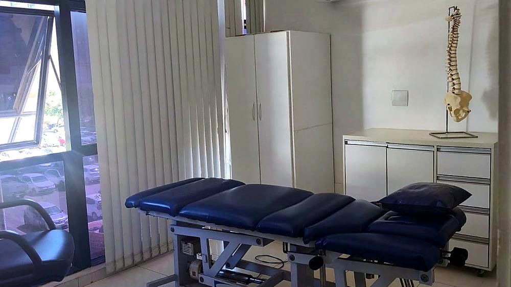 Sala de terapia manual com mesa de drop